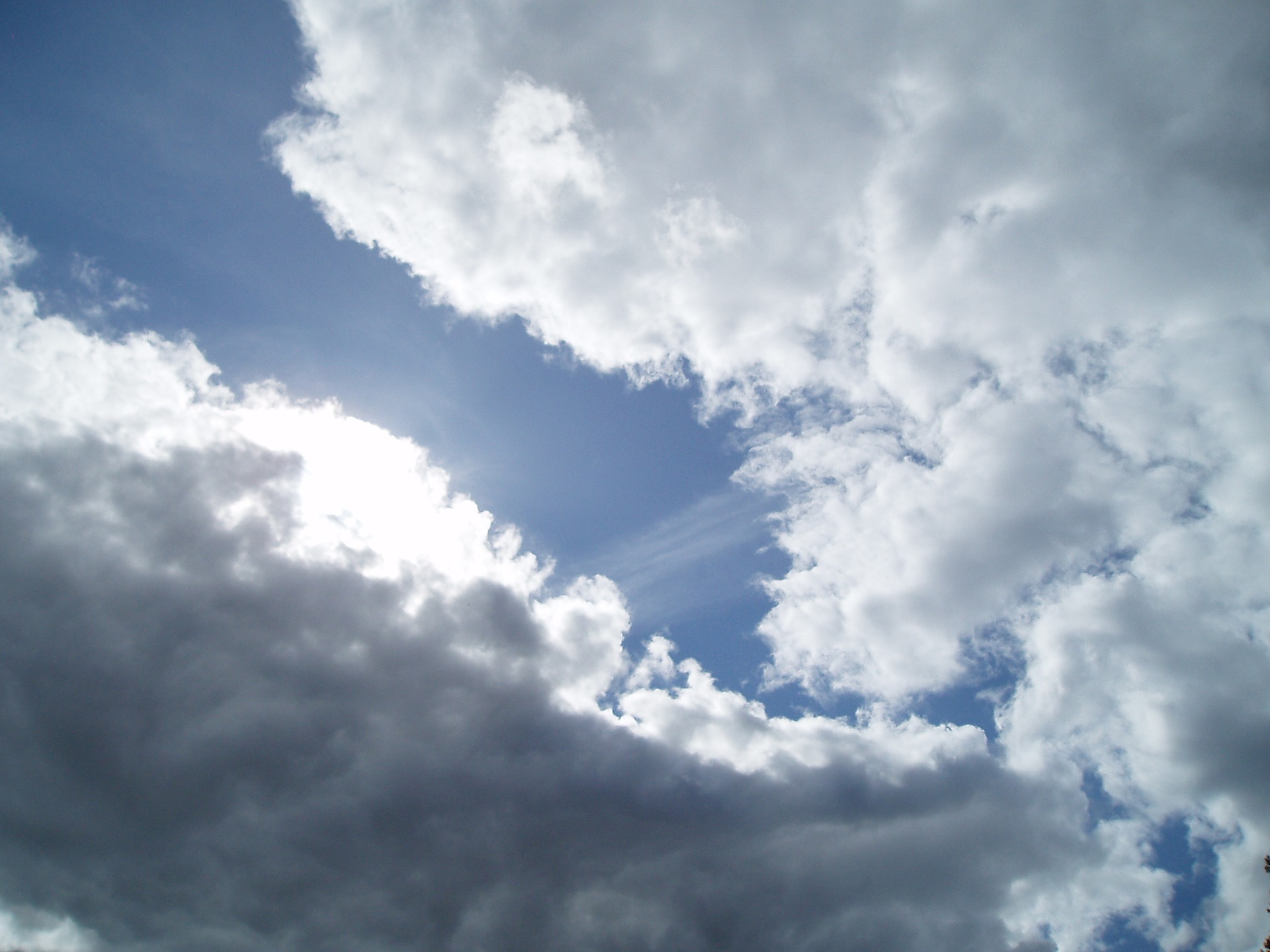 sun-breaking-through-clouds-2722302_1920